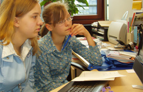 Regine und Veronika beim Arbeiten