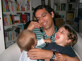 Papa Behrouzi mit S&ouml;hnen - ein Arzt bei der Arbeit