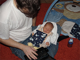 ... so kann "Mann" im Schneidersitz sitzen und arbeiten, w&auml;hrend unser Sohn sch&ouml;n in Papas Scho&szlig; schl&auml;ft. Familie Grundmann