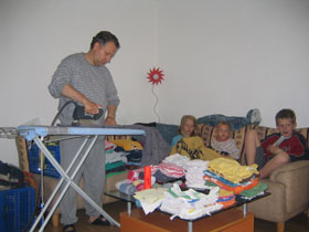 Vater Leist und die Szene kann jeden Sonntag beobachtet werden, wenn er mit seinen Kindern die Sendung mit der Maus schaut.