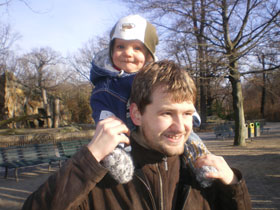 Wir sind beide Referendare und m&uuml;ssen versuchen, mit zwei Kleinkindern Familie und Beruf unter einen Hut zu bekommen. Trotz der vielen Schularbeiten und der 2. Staatsexamensarbeit versuchen wir es mit vereinten Kr&auml;ften zu meistern. Familie Sass