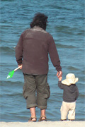 Mann mit Kind am Meer, Foto: &copy; D. D&ouml;rfel, Pixelio