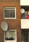 Balkone mit Satellitensch&uuml;sseln, Foto &copy; Fragenus, Pixelio