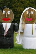 Hochzeitspaar aus Strohrollen, Foto: &copy; Gitti Moser, Pixelio