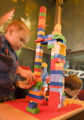 Junge, der Lego spielt