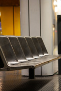 Leere Plastiksessel in einer Wartezone, Foto: &copy; M. E., Pixelio