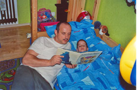 ... aber Papa l&auml;sst es sich nicht nehmen, seinen Sohn ins Bett zu bringen und vorzulesen. Familie R&ouml;dling