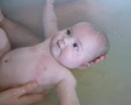Baby in der Badewanne