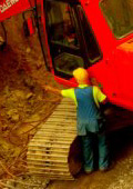 Mann mit Bagger