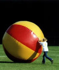 M&auml;dchen mit Riesenball