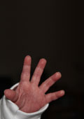 Kinderhand greift ins Leere