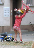 Kind wirft Puppenwagen