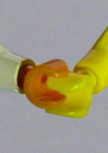 Zwei Legofiguren reichen sich die Hand
