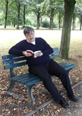 Lesen auf Parkbank, Foto: &copy; Elisabeth Patzal, Pixelio