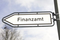 Wegweiser zum Finanzamt, Foto: &copy; Thorben Wenger, Pixelio