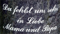 Grabstein mit Aufschrift "Du fehlst uns sehr, Mama und Papa"