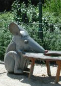 Sitzbank mit Riesenmaus