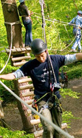 Mann im Kletterwald