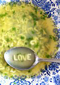 "Love"-Buchstabensuppe