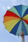 Regenbogenschirm vor Himmel, Foto: &copy; S. Hofschl&auml;ger, Pixelio