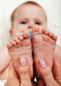 Baby bekommt Füße massiert