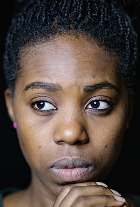 Nahaufnahme Gesicht einer traurig schauenden afrikanischen Frau 