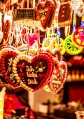 Lebkuchenherzen an einem Weihnachtsmarktstand