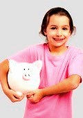 Lachendes Mädchen hält ein großes Sparschwein