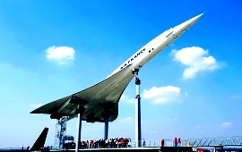 Concorde im Museum Sinsheim bei blauem Himmel