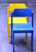 gelber und blauer Kinderstuhl