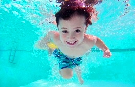 Kleiner Junge taucht unter Wasser