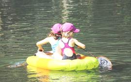 Mädchen im Schlauchboot auf einem Badesee