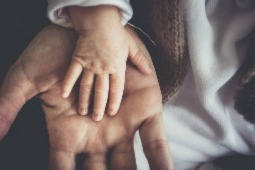aufeinander liegende Hände Vater-Kind