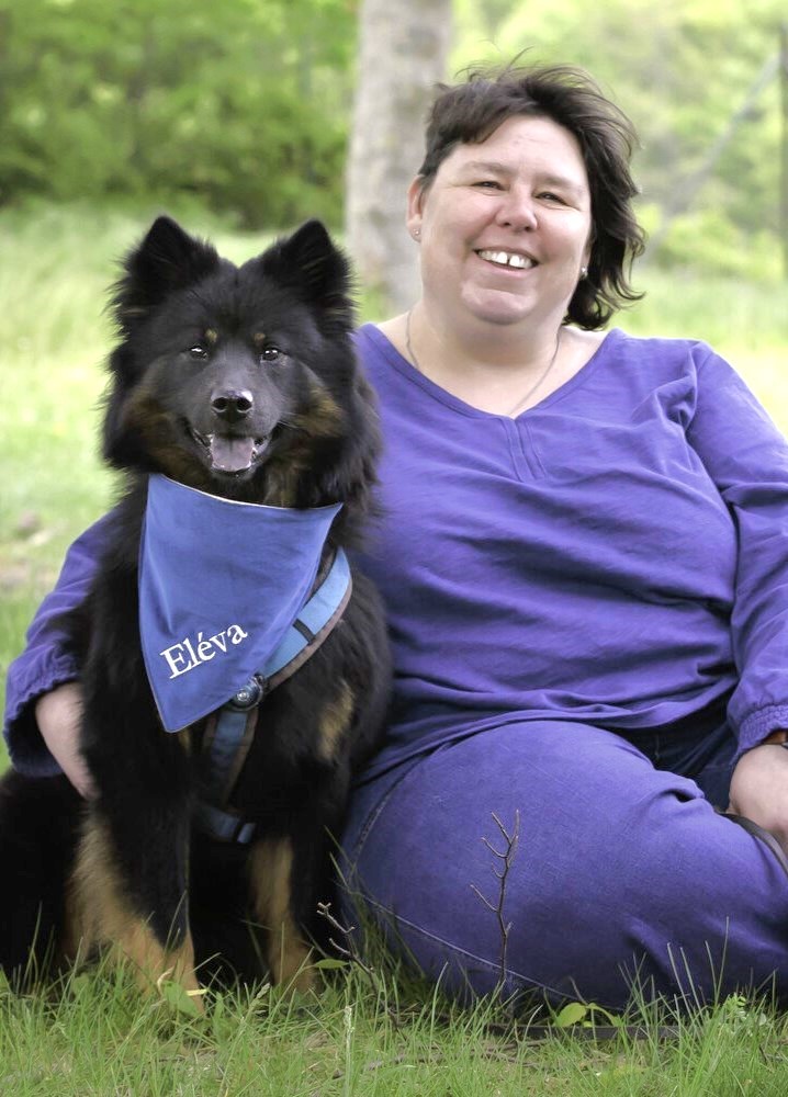 Hund Eleva mit seinem Frauen auf einer Wiese 