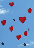 Ballons in Herzform steigen in den Himmel