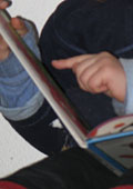 Kind liest Bilderbuch