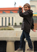 Kind vor dem Ausstellungsgebäude auf der Mathildenhöhe