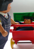 Legofiguren: Mutter und Kind im Kinderwagen