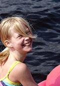 Mädchen mit Luftmatratze auf einem See
