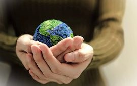 H&auml;nde halten eine Erdkugel