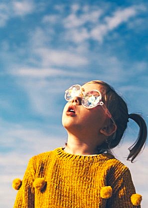 Ein Kind blickt staunend in den Himmel