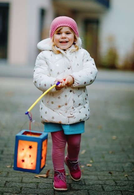 Kind mit Laterne beim Laternenumzug