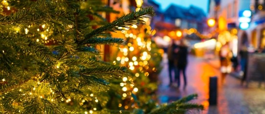 Weihnachtsbaum mit Lichterkette in einer gemütlichen Staße