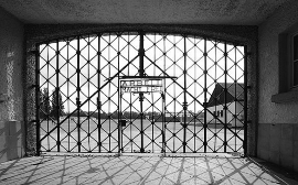schwarz-wei&szlig;-Aufnahme Tor des Konzentrationslager Dachau mit der Aufschrift "Arbeit macht frei" 