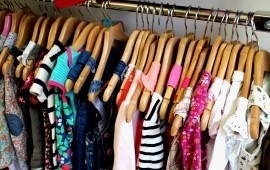 Portrait l&auml;chelndes M&auml;dchen mit M&uuml;tze, Schal und Locken 