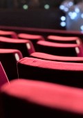 rote Kinosessel vor Leinwand