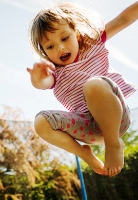Mädchen hüpft auf Trampolin