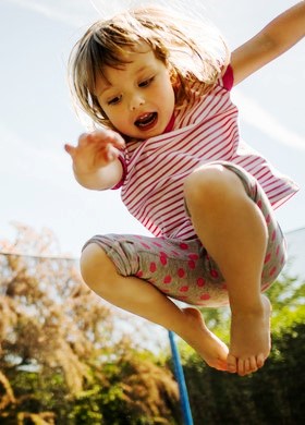 M&auml;dchen h&uuml;pft auf Trampolin