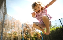 Mädchen springt auf einem Trampolin