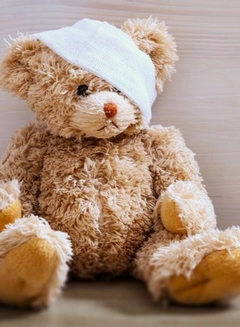 Teddy mit Verband am Kopf 